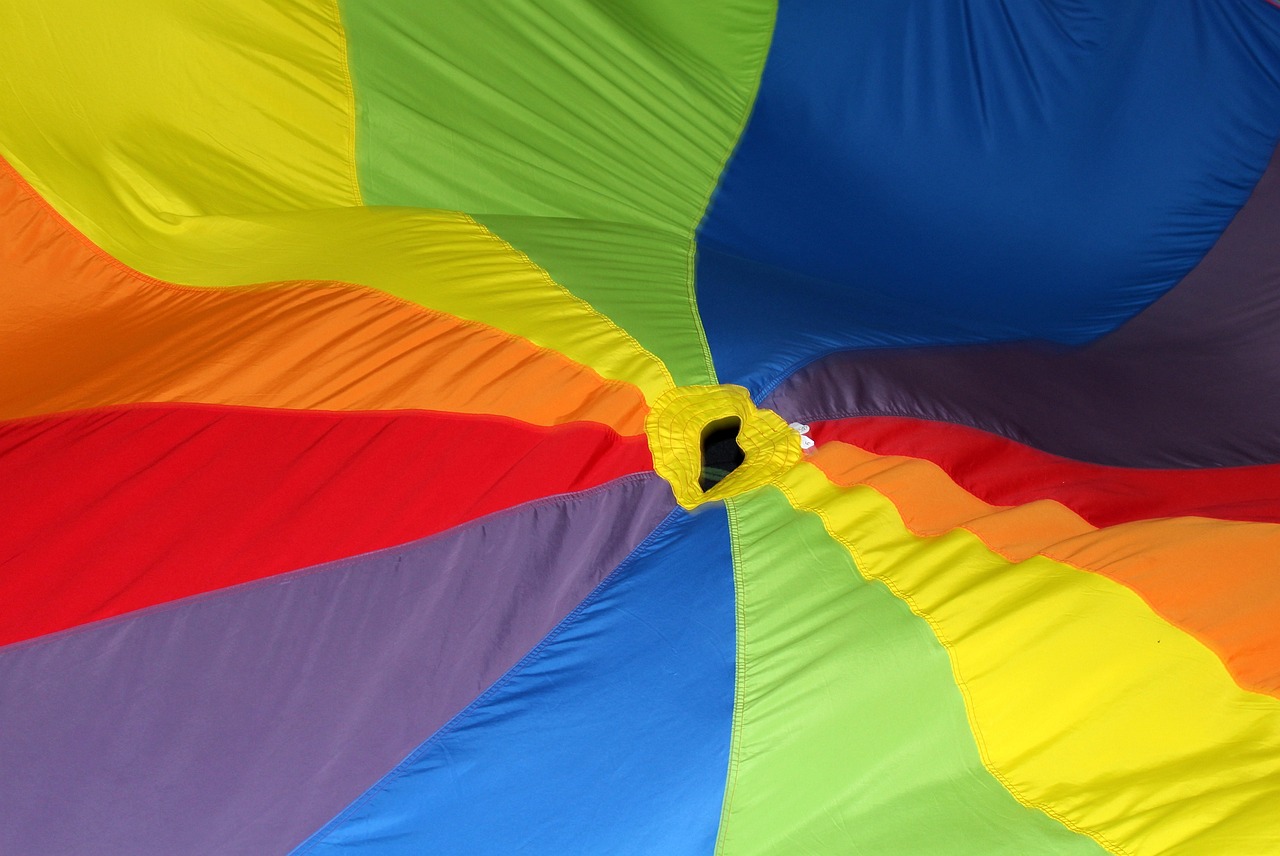 25 zabaw z chustą animacyjną