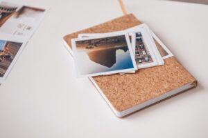 Jak stworzyć zestaw odbitek zdjęć na prezent dla bliskiej osoby?