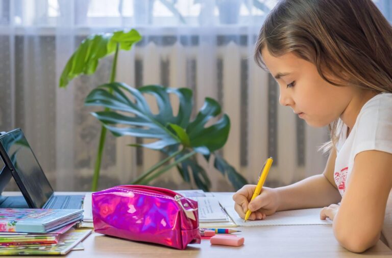 Modny i praktyczny piórnik szkolny dla dziewczynki – poradnik dla rodziców